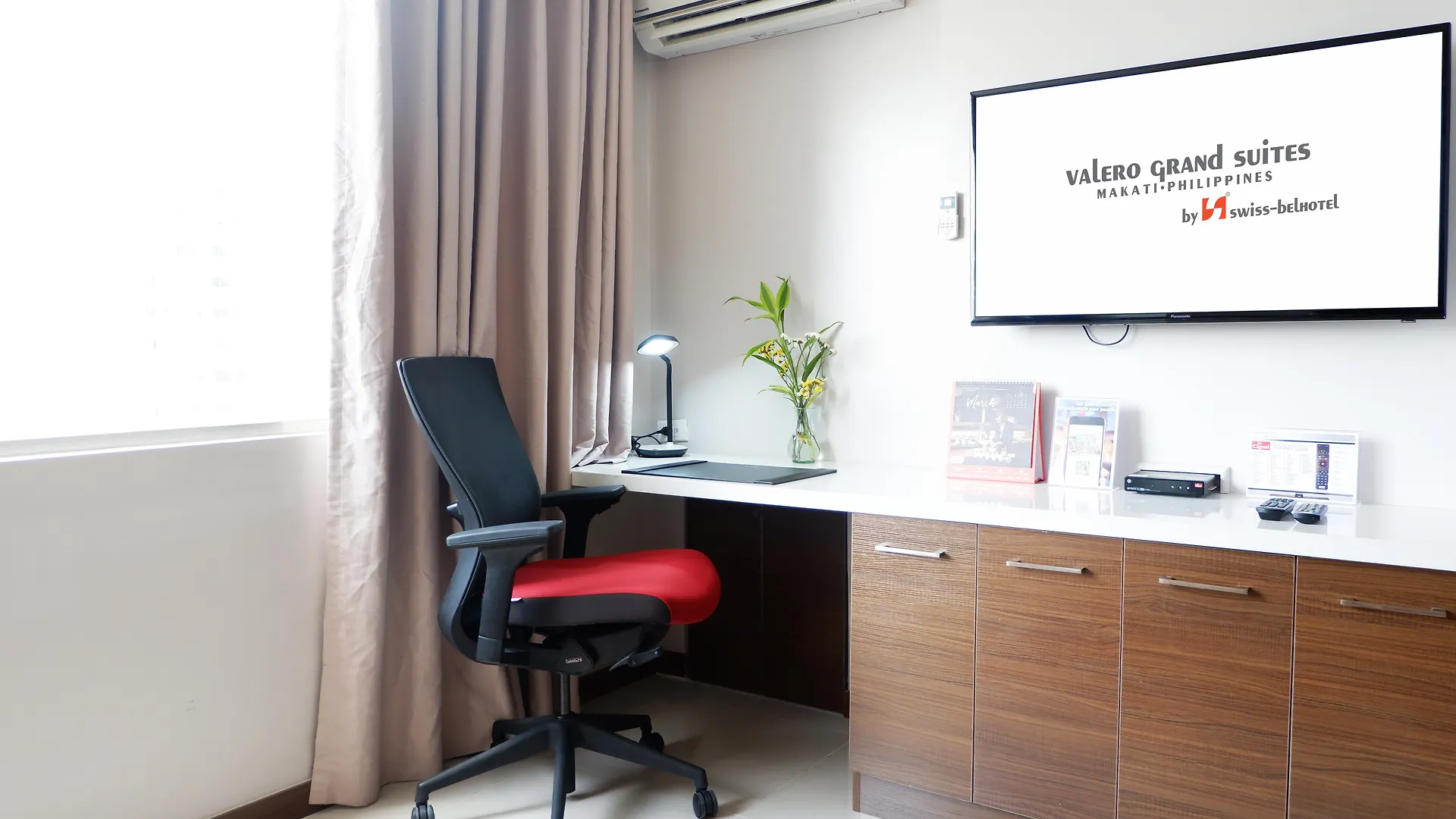 Valero Grand Suites By Swiss-Belhotel Makati City 4*,